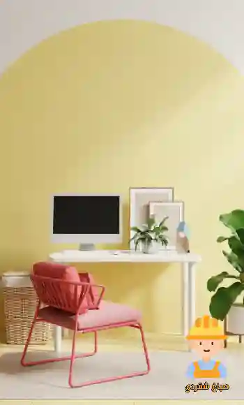 صباغ كبد محترف يطلي جدارًا بلون اصفر موحّد باستخدام أدوات الدهان الحديثة