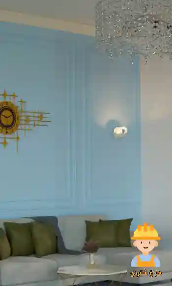 محترف يطلي جدارًا بلون موحّد باستخدام أدوات الدهان الحديثة