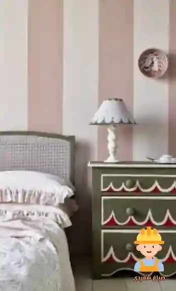 صباغ المسايل بالكويت أثناء تنفيذ أعمال دهان حديثة للجدران داخل منزل سكني.