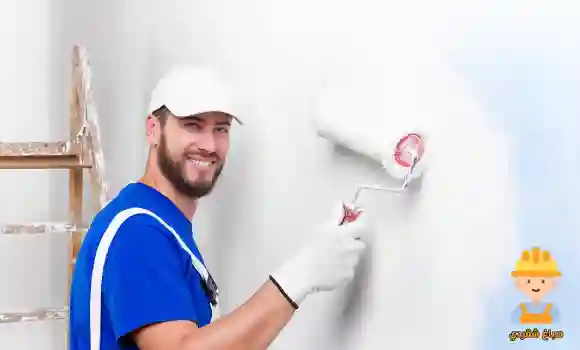 صباغ جابر الاحمد أثناء تنفيذ أعمال دهان داخلي بجودة عالية وتشطيب متقن للجدران