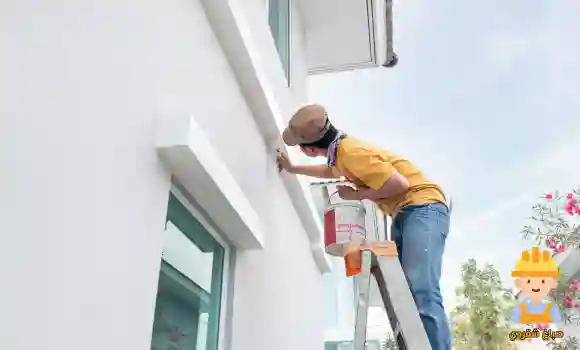 صباغ بيان أثناء تنفيذ أعمال دهان حديثة للجدران داخل منزل سكني