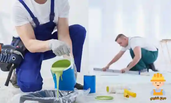 صباغ الصديق يقوم بطلاء جدران داخلية بتشطيب نظيف وألوان متناسقة داخل منزل سكني