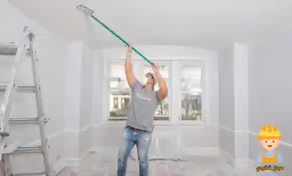 صباغ النقرة يقوم بطلاء جدران داخلية بتشطيب نظيف وألوان متناسقة