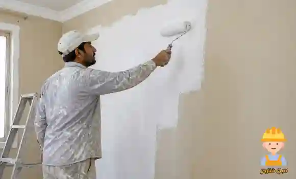 صباغ الدسمة أثناء طلاء الجدران باستخدام أدوات حديثة ولمسة نهائية متقنة