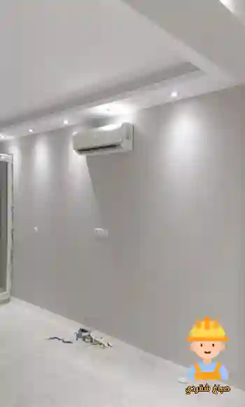 صباغ في المطلاع يقوم بأعمال دهانات داخلية بتشطيب نظيف وألوان متناسقة.